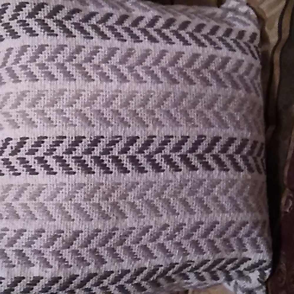 2 accent pillows